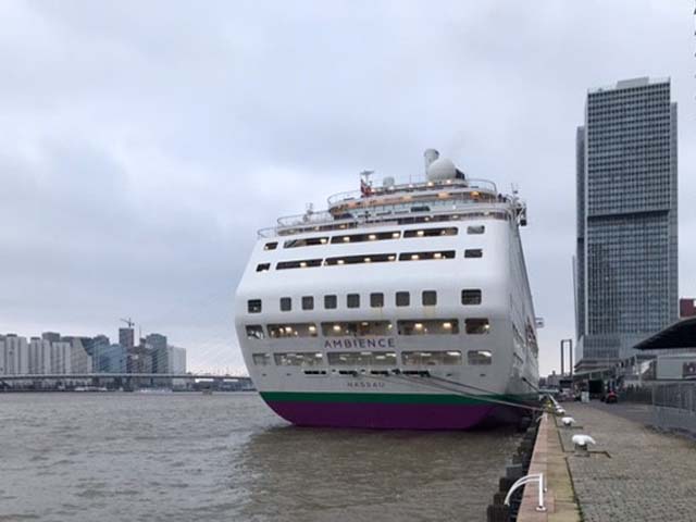 Key en Plaque ceremonie ms Ambience tijdens aan Maiden Call aan Rotterdam